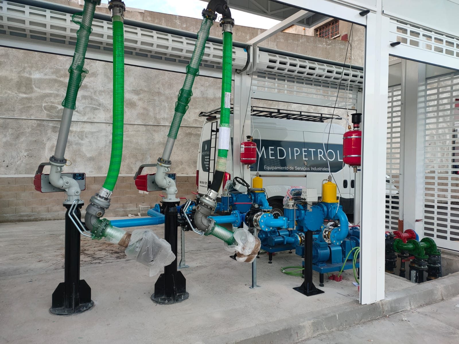 Depósitos enterrados con bocas de hombre