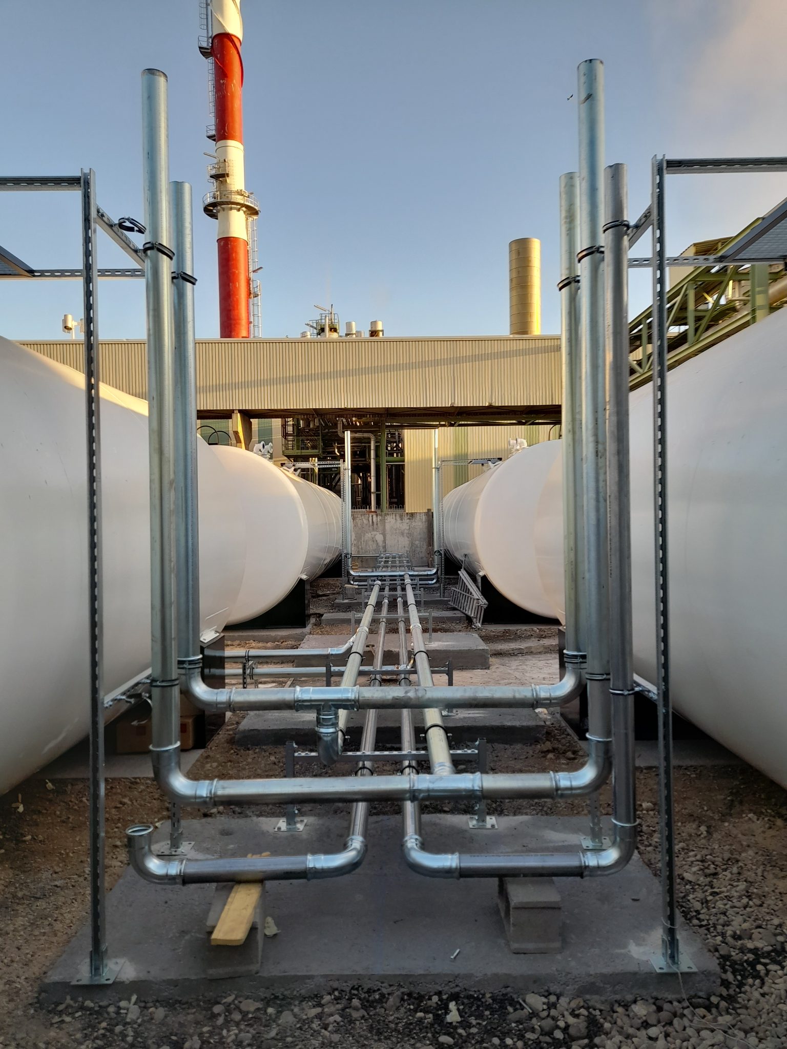 Instalación de tuberías y depósitos en planta industrial